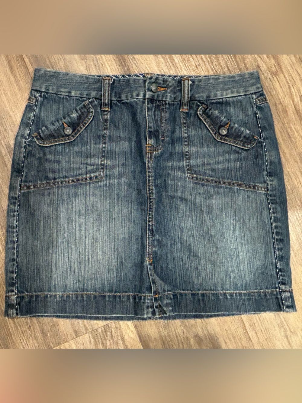 Women's Tommy Hilfiger Jean Skirt w/ front pockets, Denim. Size 8.